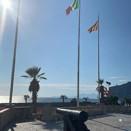 Bike & Sea Under Castle Dreams At Finalborgo *
