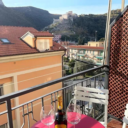 Bike & Sea Under Castle Dreams At Finalborgo * Finale Ligure